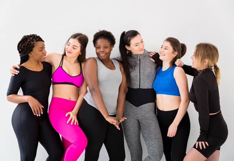 5-mulheres-juntas-sorrindo-com-roupa-de-ginastica